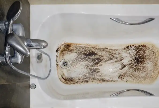 Stained bathtub before cleaning