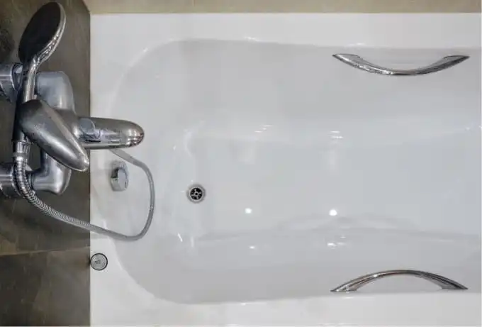 Clean white bathtub after using Synoshi