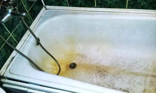 Cleaning a stained bathtub